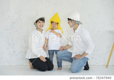Children wearing disaster prevention hoods and parents wearing helmets Children wearing disaster prevention hoods and parents wearing helmets 78347940