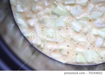 日本okonomiyaki正在煮熟切碎的白菜，麵粉，雞蛋 78348602