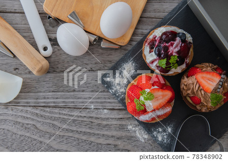 Strawberry tart kitchen bird's-eye view wood grain background image material Strawberry tart kitchen bird's-eye view wood grain background image material 78348902