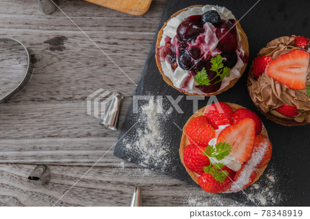 Strawberry tart kitchen bird's-eye view wood grain background image material Strawberry tart kitchen bird's-eye view wood grain background image material 78348919