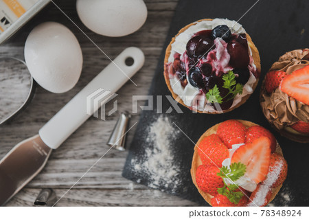 Strawberry tart kitchen bird's-eye view wood grain background image material Strawberry tart kitchen bird's-eye view wood grain background image material 78348924