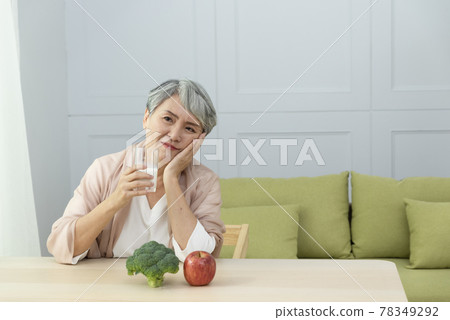 Seniors must pay attention to nutrition in their daily diet, including water, protein, vegetables and fruits. 78349292