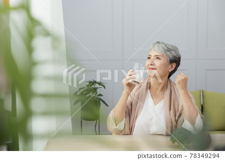 銀髮族日常飲食必須注意營養,包含水份,蛋白質和蔬菜水果 78349294