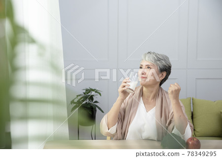 Seniors must pay attention to nutrition in their daily diet, including water, protein, vegetables and fruits. 78349295