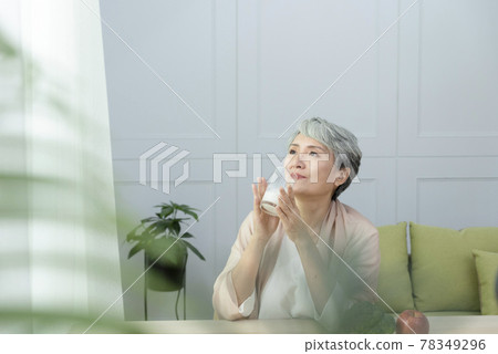 Seniors must pay attention to nutrition in their daily diet, including water, protein, vegetables and fruits. 78349296