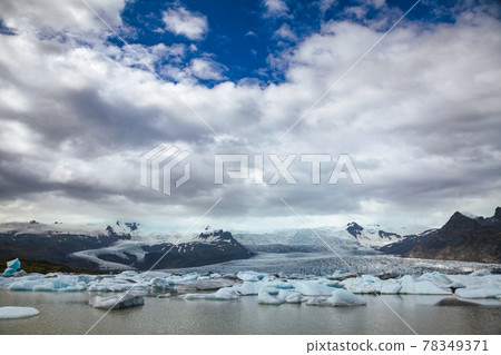 Melting icebergs at glacier lake Fjallsarlon Fjallsjokull glacier  Southeastern Iceland Scandinavia 78349371