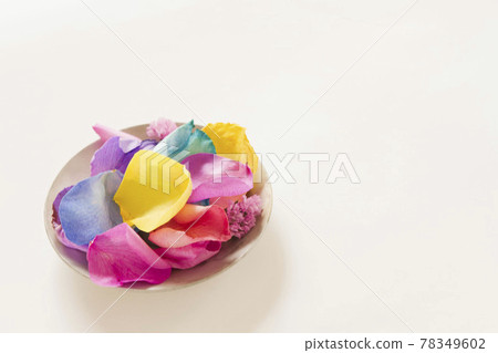 銀盤上五顏六色的玫瑰花瓣 銀盤上五顏六色的玫瑰花瓣 78349602