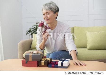 The mother who received the gift on Mother's Day was very happy and touched 78349628