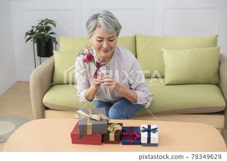 母親節收到禮物的媽媽,她非常開心和感動 母親節收到禮物的媽媽,她非常開心和感動 78349629