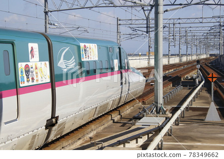 Heading north from Shin-Aomori Station, Hokkaido Shinkansen E5 series (single: 10-car train) 78349662