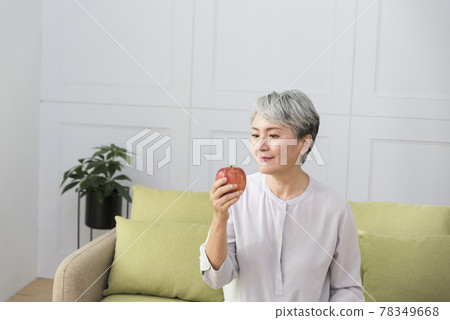 Seniors must pay attention to nutrition in their daily diet, including water, protein, vegetables and fruits. 78349668