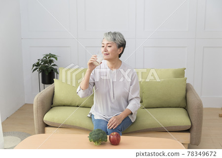 Seniors must pay attention to nutrition in their daily diet, including water, protein, vegetables and fruits. 78349672