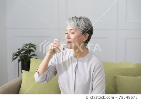 Seniors must pay attention to nutrition in their daily diet, including water, protein, vegetables and fruits. 78349673