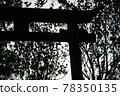 依偎在樹上的鳥居的剪影 78350135