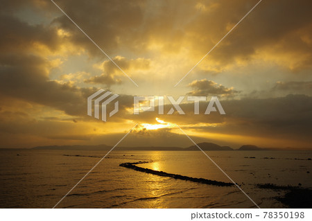 Asahi, clouds and dim rays Asahi, clouds and dim rays 78350198