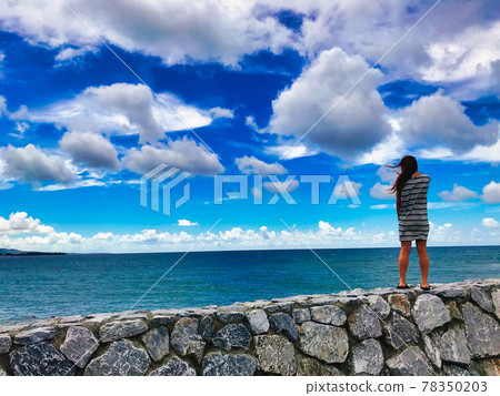 站在海前的女人 站在海前的女人 78350203
