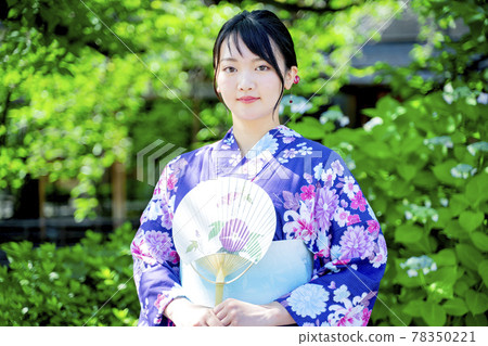 A woman sightseeing in Kyoto in a yukata 78350221
