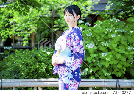 A woman sightseeing in Kyoto in a yukata A woman sightseeing in Kyoto in a yukata 78350227