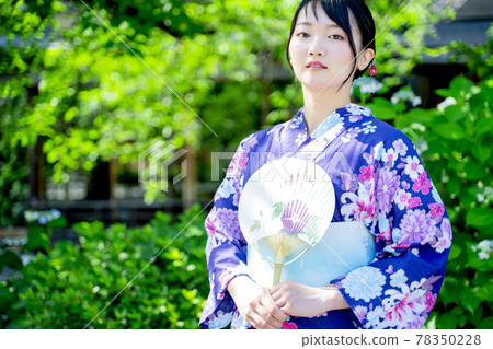 A woman sightseeing in Kyoto in a yukata A woman sightseeing in Kyoto in a yukata 78350228