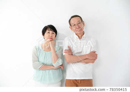 認為年長的夫婦擔心 78350415