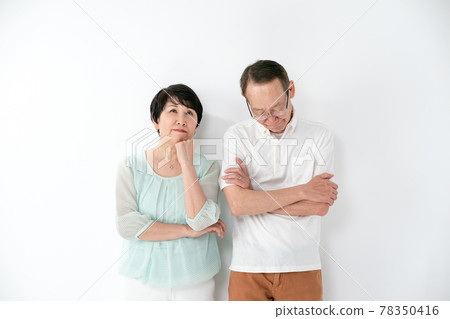 認為年長的夫婦擔心 78350416