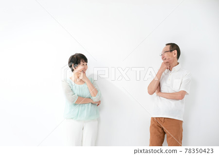 認為年長的夫婦擔心 78350423