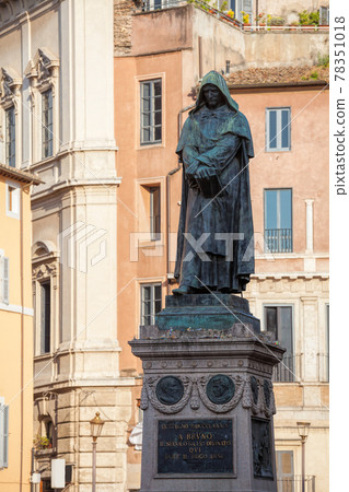 Statue of Giordano Bruno on Campo de Fiori in Rome 78351018