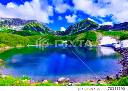 A Japanese mountain with an altitude of 2450m in summer. View of Toyama Prefectural Mountain Mountain Range Muroseido. Mikurigaike A Japanese mountain with an altitude of 2450m in summer. View of Toyama Prefectural Mountain Mountain Range Muroseido. Mikurigaike 78351190