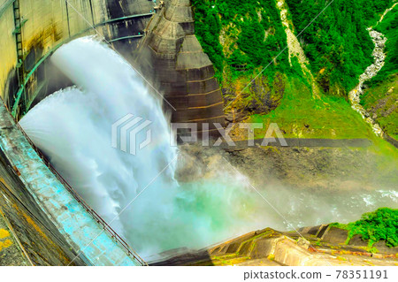 A Japanese mountain with an altitude of 1470m in summer. A view of the Kurobe Dam in the Toyama Prefectural Mountain Range. Summer water cannon 78351191