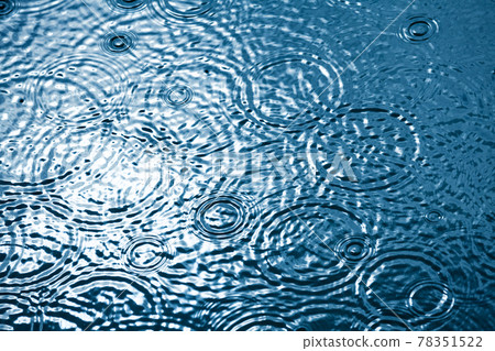 Rain drops on a lake 78351522