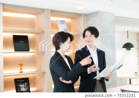 Female manager receiving reports from subordinates Shooting cooperation "+ SHIFT NOGIZAKA" 78352281