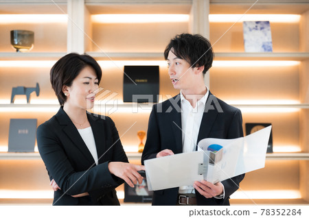 Female manager receiving reports from subordinates Shooting cooperation "+ SHIFT NOGIZAKA" 78352284