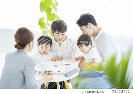 A family receiving an interior explanation from a woman in a suit A family receiving an interior explanation from a woman in a suit 78353702