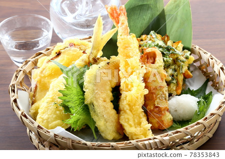 Bamboo basket tempura platter and cold sake Bamboo basket tempura platter and cold sake 78353843