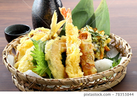 Bamboo basket tempura platter and sake Bamboo basket tempura platter and sake 78353844