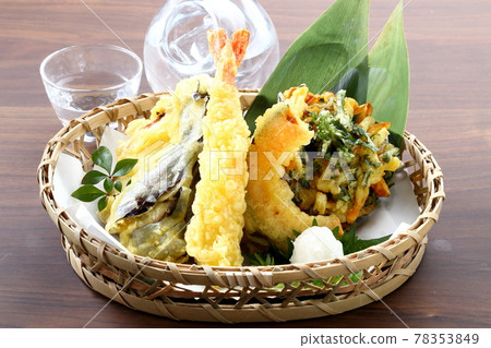 Bamboo basket tempura platter and cold sake Bamboo basket tempura platter and cold sake 78353849