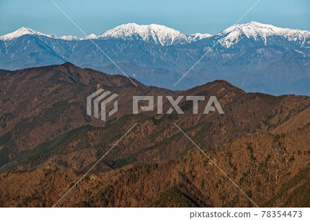 早春的南阿爾卑斯山、荒川山、赤石山、從三戶看到的日尻山 早春的南阿爾卑斯山、荒川山、赤石山、從三戶看到的日尻山 78354473