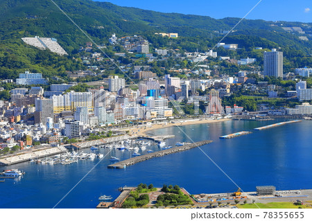 [Shizuoka Prefecture] Scenery of Atami Onsen town under clear skies 78355655