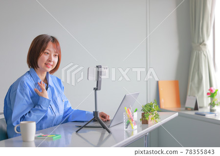 使用智能手機的在線會議_穿工作服的女人談談她的想法 使用智能手機的在線會議_穿工作服的女人談談她的想法 78355843
