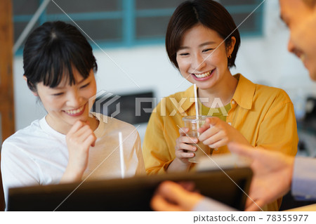 Woman looking at the menu at the cafe 78355977