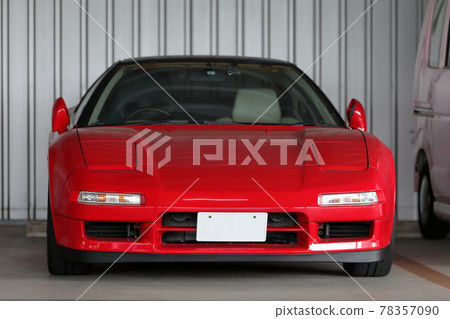 一輛紅色跑車在停車場的形象 一輛紅色跑車在停車場的形象 78357090