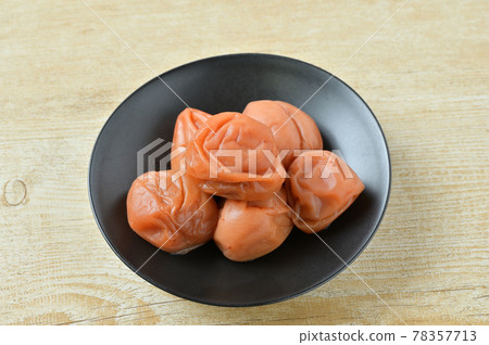 梅干,梅干,調味梅干,泡菜,日本料理,李子水果。 梅干,梅干,調味梅干,泡菜,日本料理,李子水果。 78357713