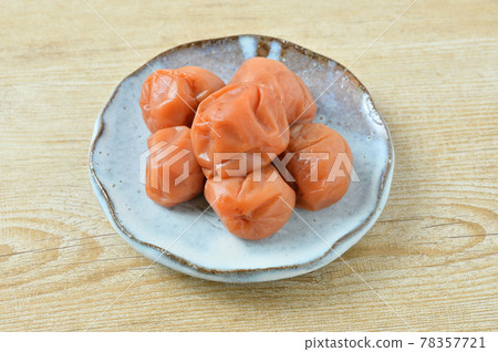 梅干,梅干,調味梅干,泡菜,日本料理,李子水果。 梅干,梅干,調味梅干,泡菜,日本料理,李子水果。 78357721