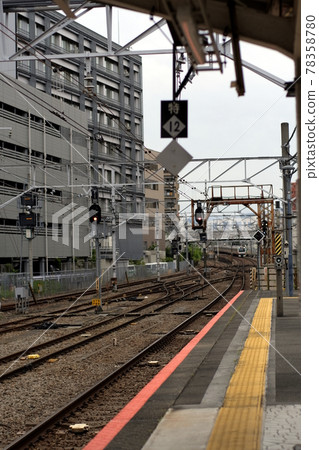 Station platform, train in the distance, stop position display, vertical position, standard angle of view, distant view, perspective and depth Station platform, train in the distance, stop position display, vertical position, standard angle of view, distant view, perspective and depth 78358780