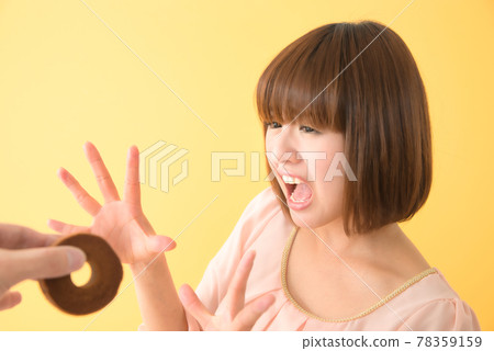 被搶零食弄糊塗的少婦 被搶零食弄糊塗的少婦 78359159