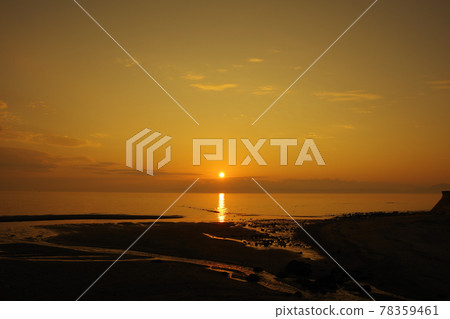 The sun rising through the Ariake Sea and clouds The sun rising through the Ariake Sea and clouds 78359461