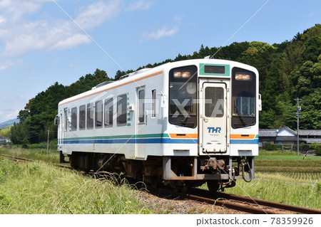 初夏在天龍濱名湖鐵道上行駛的TH2100型 78359926