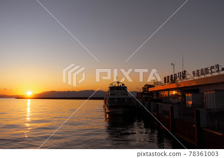停靠在滋賀縣彥根市彥根港的船隻和夜景 停靠在滋賀縣彥根市彥根港的船隻和夜景 78361003