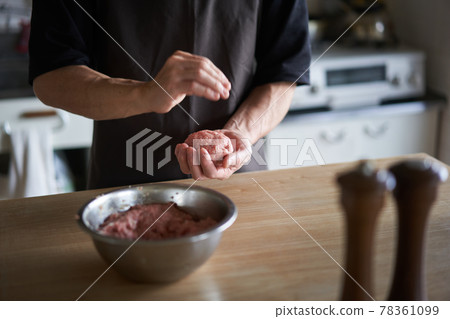 揉漢堡包的人 78361099