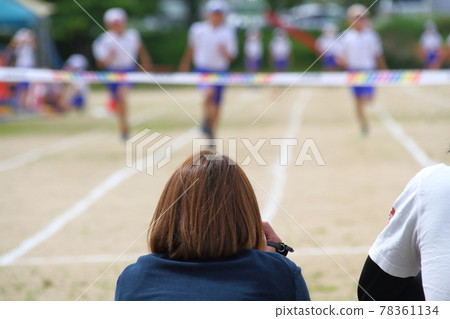 Elementary school athletic meet / 100m race 78361134